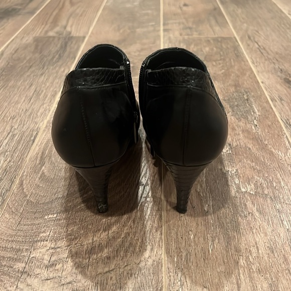 Bandolino Woman’s Black Covered Toe Heels Size 8.5 - Picture 4 of 6